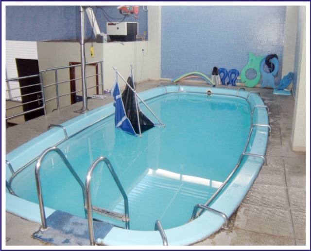 Piscina aquecida da Meditrauma usada para hidroterapia, com corrimão e acesso através de elevador
