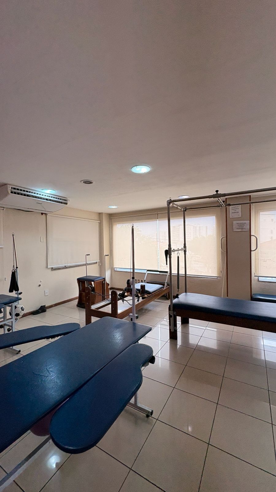 Sala de fisioterapia da Meditrauma com macas e aparelhos de pilates