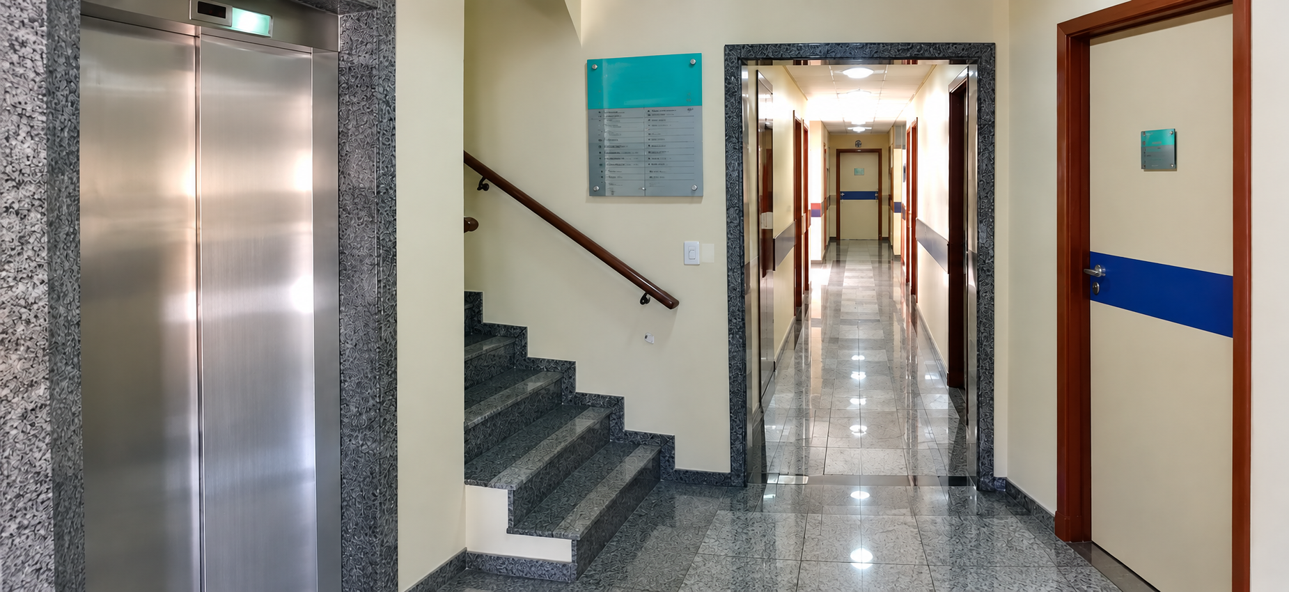 Entrada da sede da Meditrauma com elevador e corredor de atendimento